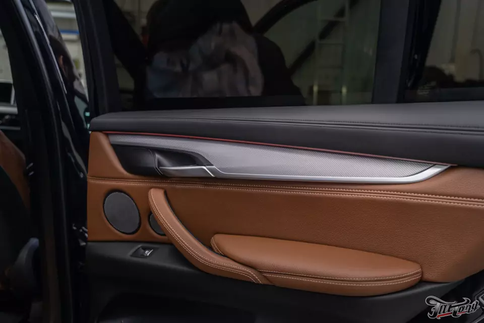 BMW X5. Ламинация деталей интерьера карбоном!